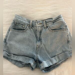 Levi’s cuffed cuff shorts size 28